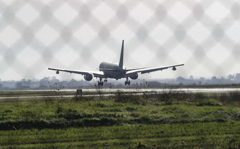 Paura sul volo Parma-Cagliari: motore danneggiato, l’aereo ritorna a terra