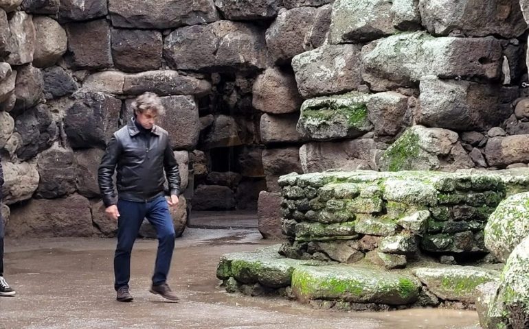 (FOTO) Alberto Angela in tour in Sardegna: la visita in uno dei nuraghi più belli dell’Isola