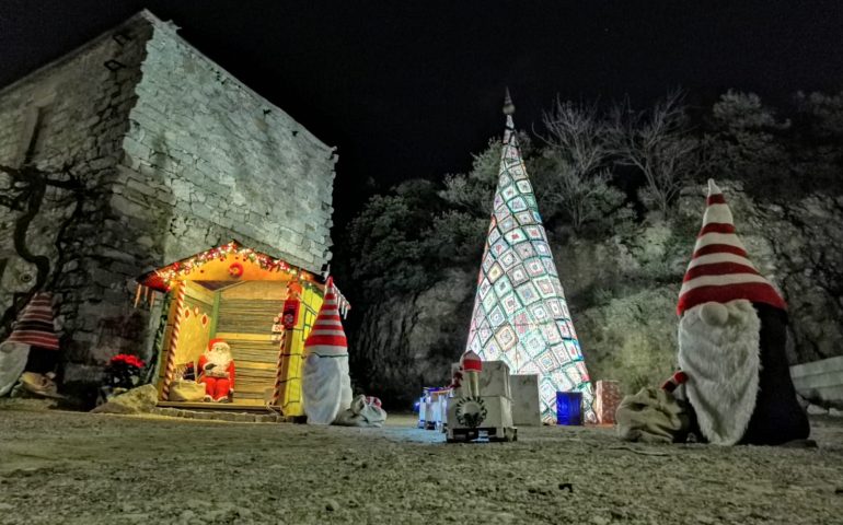 Urzulei, meraviglioso Natale all’uncinetto: albero, Babbo e personaggi del presepe realizzati a mano per la comunità