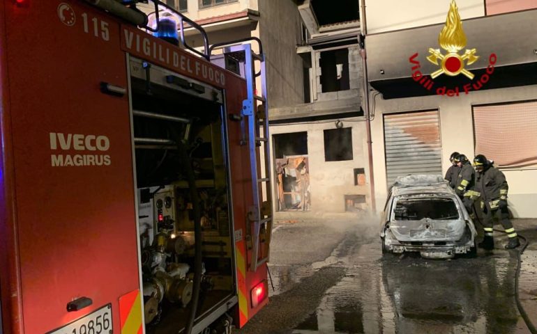 Paura nel nuorese, auto in fiamme nelle notte: i Vigili del fuoco evitano il propagarsi del fuoco sulle abitazioni