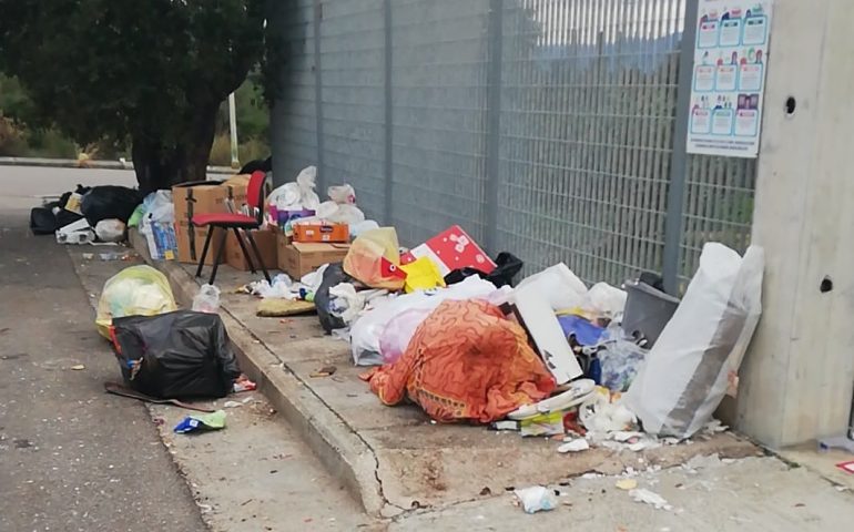 Tortolì, gli incivili non si fermano neanche a Natale: l’ecocentro di Monte Attu inondato di rifiuti