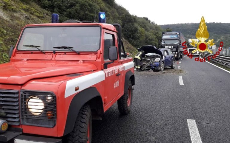 Sardegna, grave incidente: due auto e un tir coinvolti, conducenti feriti