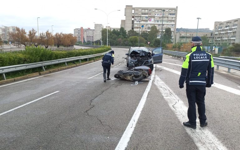 Cagliari, auto contromano si schianta contro uno scooter: muore un 59enne