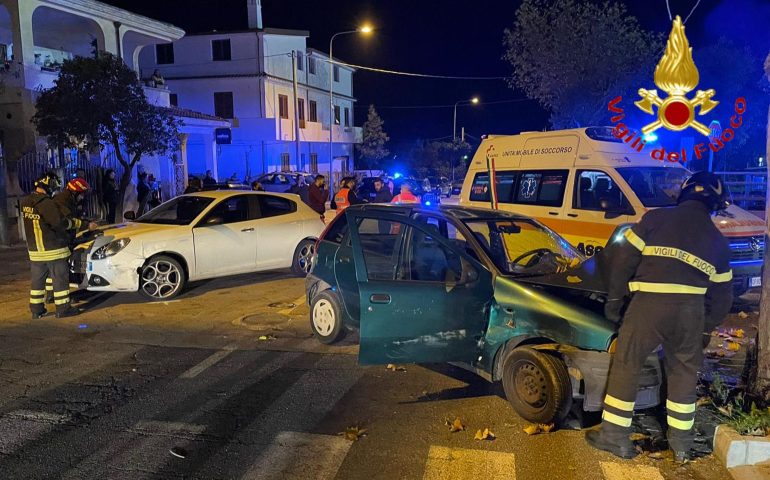 Oliena, brutto scontro tra due auto in centro: Vigili del Fuoco al lavoro