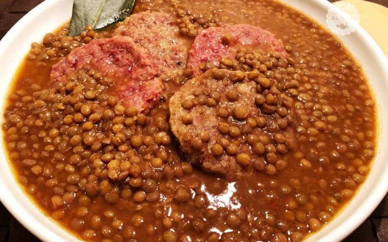 La ricetta di oggi: lenticchie in umido. Perché si mangiano a Capodanno?
