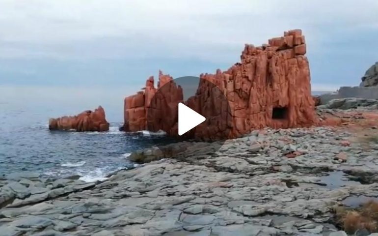 (VIDEO) Ogliastra, la bellezza delle Rocce Rosse a dicembre nonostante il cielo plumbeo