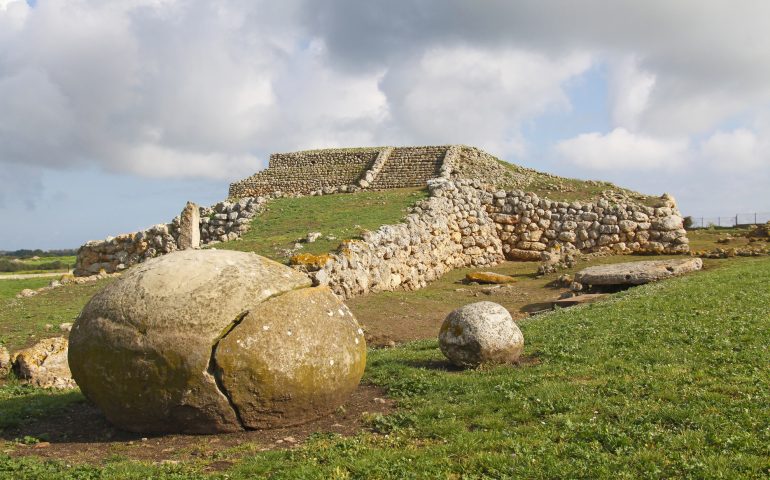 Monumenti sardi: l’altare prenuragico di Monte d’Accoddi, simile alle ziqqurat babilonesi