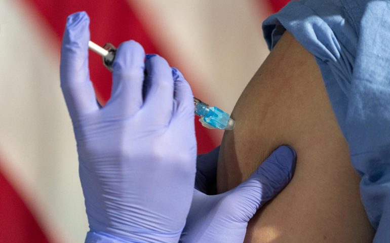 Si presenta all’hub vaccinale al posto dell’amico no-vax in cambio di una cena al ristorante: arrestato