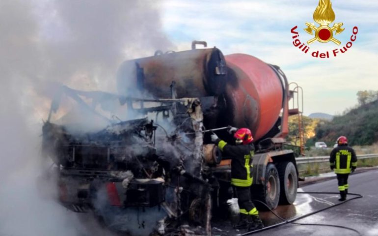 Paura a Villagrande, autobetoniera in transito avvolta dalle fiamme