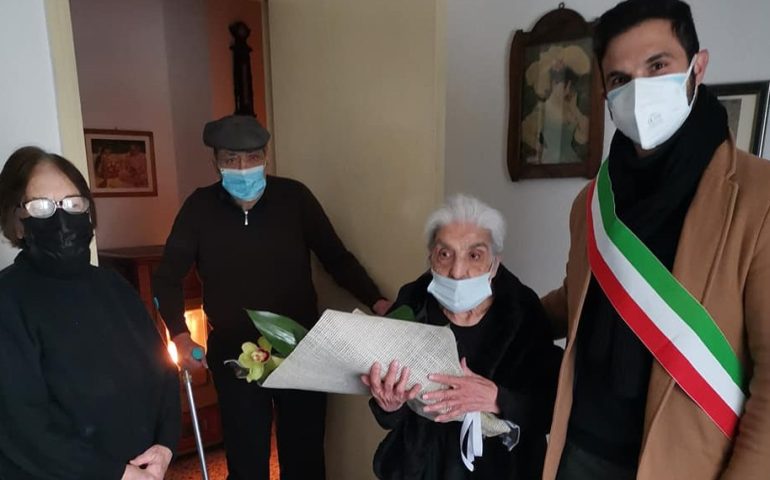Gairo in festa per la sua centenaria: 100 candeline per Tzia Assunta Scattu
