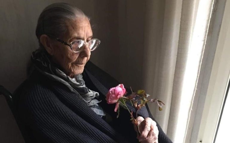 Bari Sardo in festa per i 102 anni della maestra Sara Cara