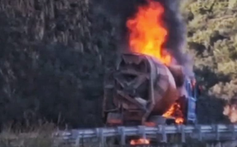 Ogliastra, betoniera avvolta dalle fiamme in viaggio. Intervengono i Vigili del fuoco