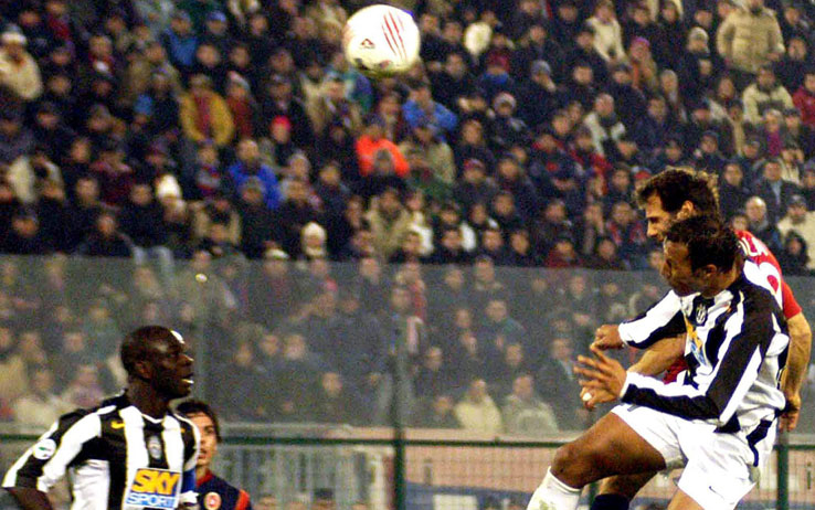 (VIDEO) 16 gennaio 2005: Zola segna di testa contro la Juventus e fa “esplodere” il Sant’Elia