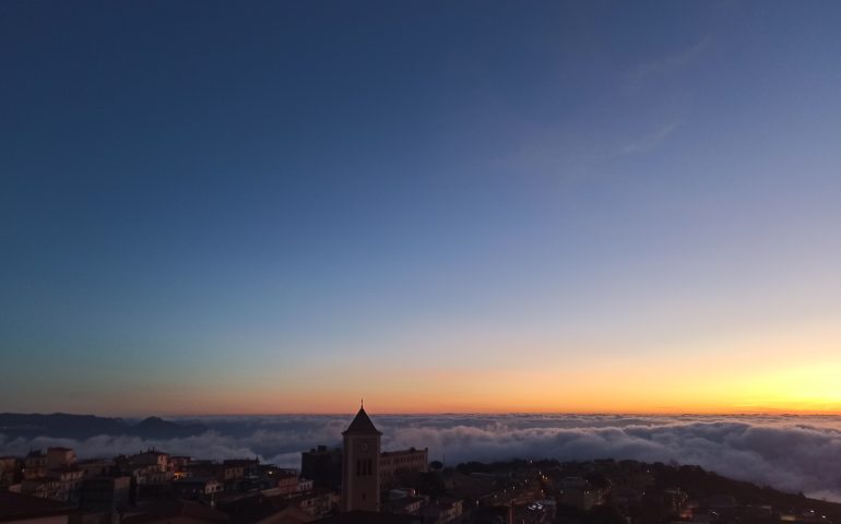 Le foto dei lettori. Un tappeto di nebbia avvolge Arzana