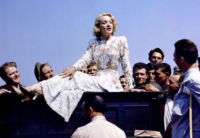 Lo sapevate? La superdiva Marlene Dietrich nel 1944 si esibì in Sardegna per le truppe alleate