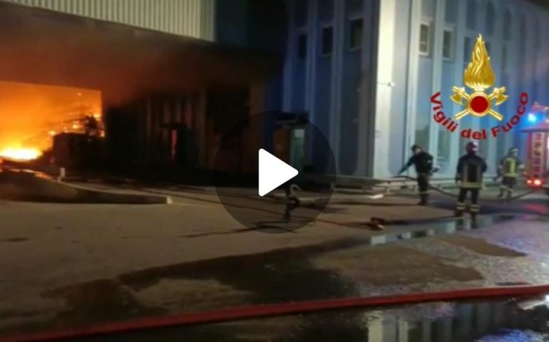 (VIDEO) Sardegna, vasto incendio in un capannone