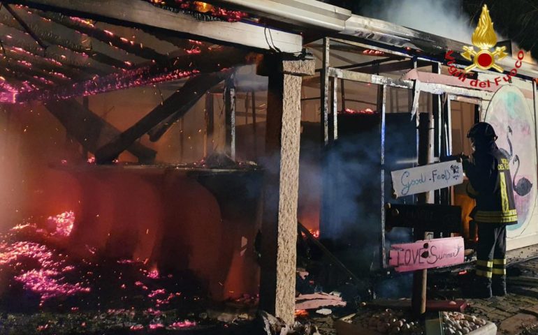 Ogliastra, incendio nella notte: distrutto dalle fiamme un chiosco-bar