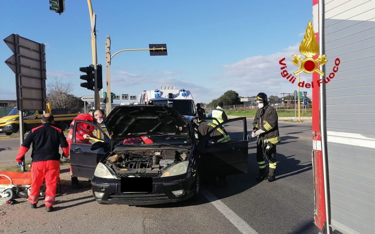 Incidente in Sardegna: auto contro un furgone, una donna estratta dall’abitacolo