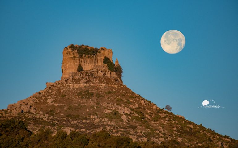 La foto dei lettori. L’affascinate Perda de Liana – Gairo – illuminata dalla luna piena