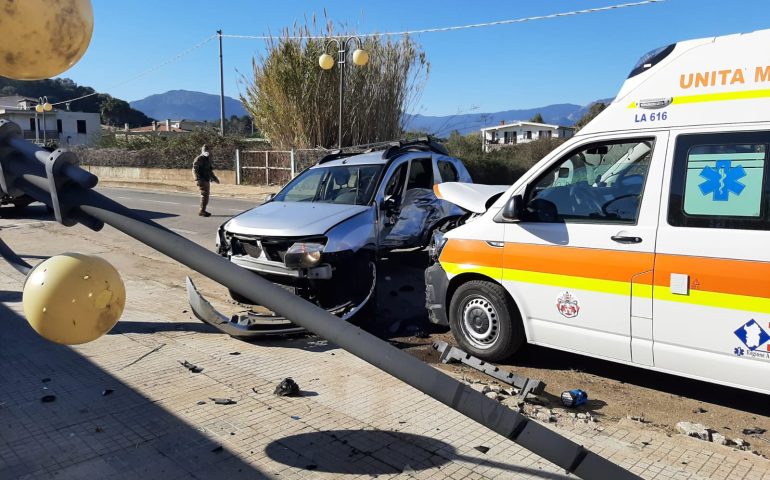 Ogliastra, violento scontro tra un’ambulanza e un’auto: quattro feriti