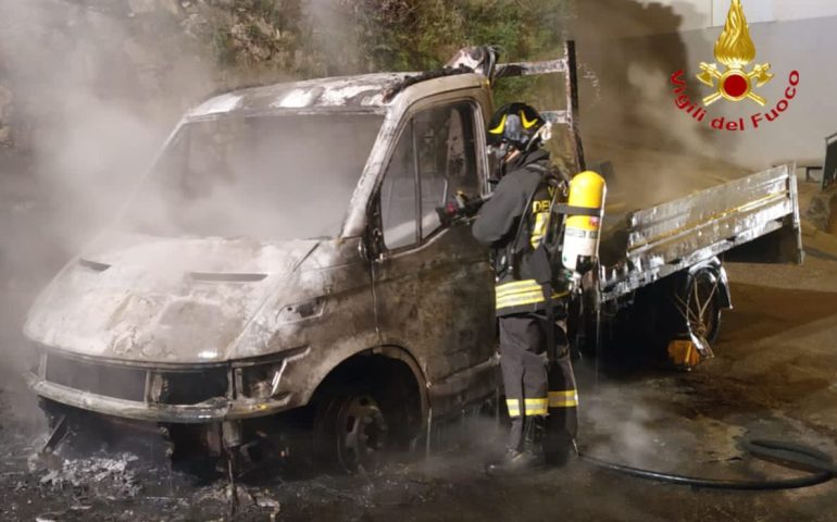 Due attentati incendiari nella notte a Bitti: chiaro il dolo