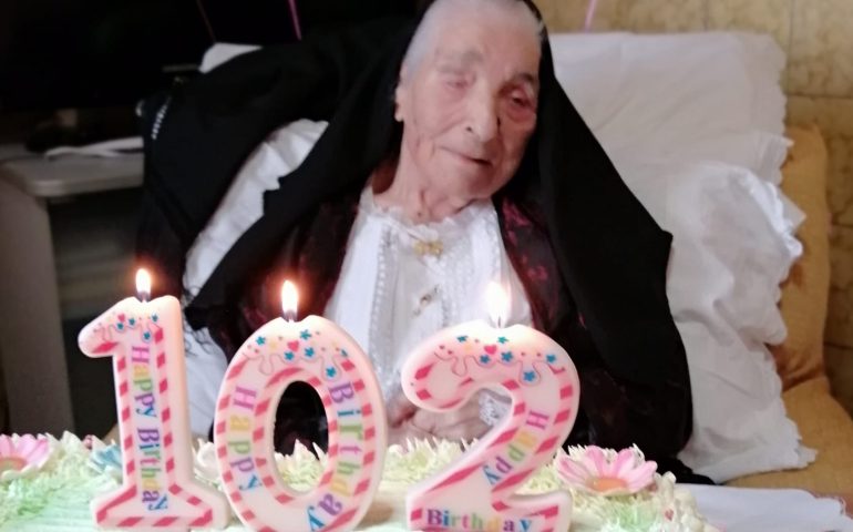 Bari Sardo festeggia la centenaria del paese: 102 anni per Tzia Virginia Cui
