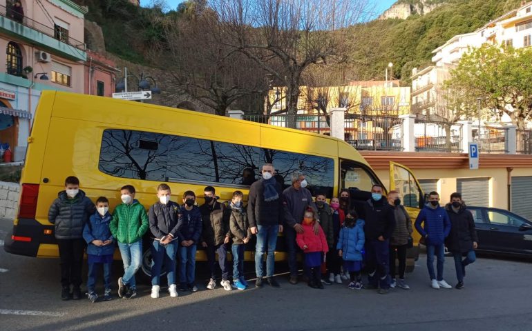 Jerzu, il vecchio autobus va in pensione: eccone uno fiammante per i piccoli studenti