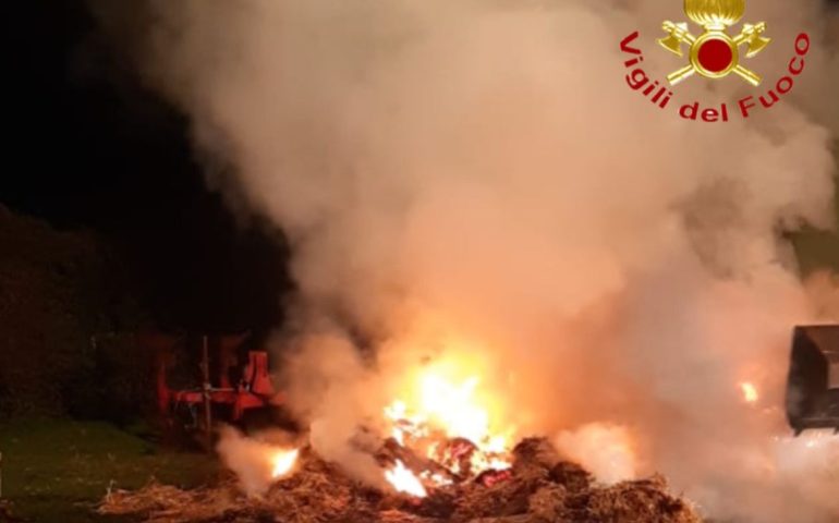 Incendio doloso nel nuorese: a fuoco mezzi e foraggio di una azienda agricola