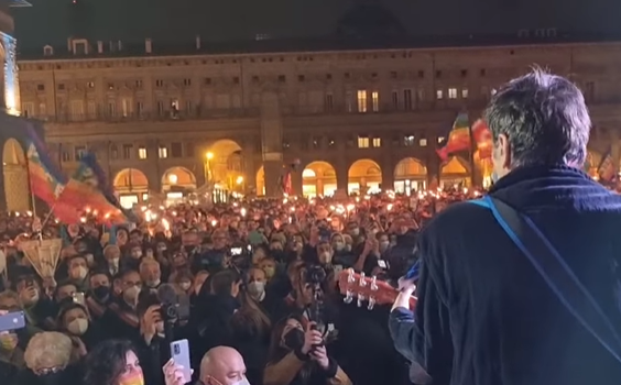 (VIDEO) Morandi incanta Bologna unita per dire NO alla guerra con la sua  “C’era un ragazzo”