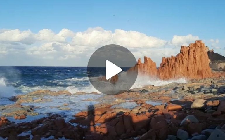 (VIDEO) Ogliastra, le onde del mare agitato si infrangono sulle Rocce Rosse: in arrivo il maltempo