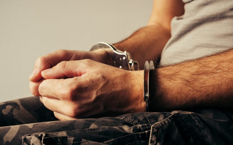 Trovato con bombe carta e droga in casa: arrestato a Tortolì