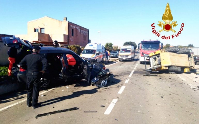 Incidente frontale tra un suv e un caterpillar: conducenti in gravi condizioni all’ospedale