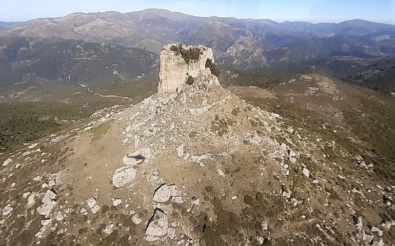 La foto del giorno. Ogliastra, il monumento naturale Perda de Liana ammirato in volo