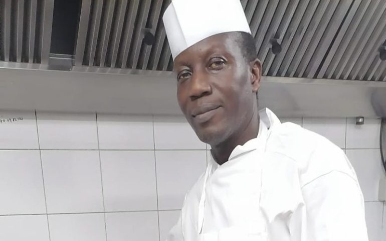 Dal Ghana alla Sardegna, la nuova vita dello chef Victor con la cucina africana nel cuore