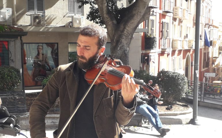 La musica che incanta, Yaacob e il suo violino: “Ho girato ovunque, ma ora voglio stare qui in Sardegna”