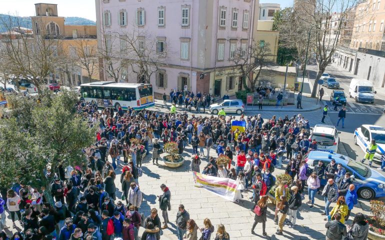 Nuoro, studenti in piazza a favore della pace. Il sindaco Soddu: “Valori da proteggere”