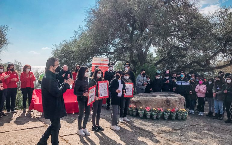 8 marzo, studenti e amministratori oggi a Santa Maria Navarrese per l’inaugurazione della “panchina rossa”