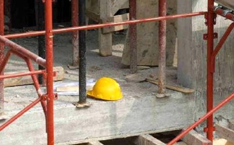 Crolla un balcone e cade da un’altezza di quasi tre metri: operaio di 27 anni trasportato all’ospedale