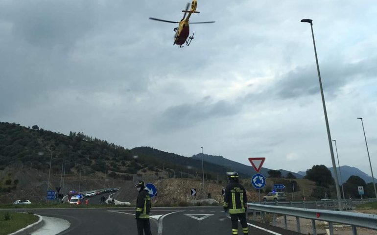 Tertenia, moto sbanda ed esce di strada: centauro trasportato in elicottero al’ospedale