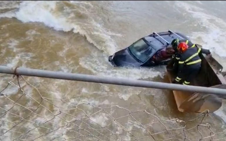 Tertenia, padre e figlio finiscono nel fiume con l’auto. Intervengono i Vigili del fuoco