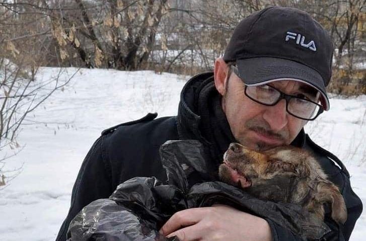 L’angelo dei cani di Kiev: Andrea, sotto le bombe e la neve, vive per i 400 animali del suo rifugio