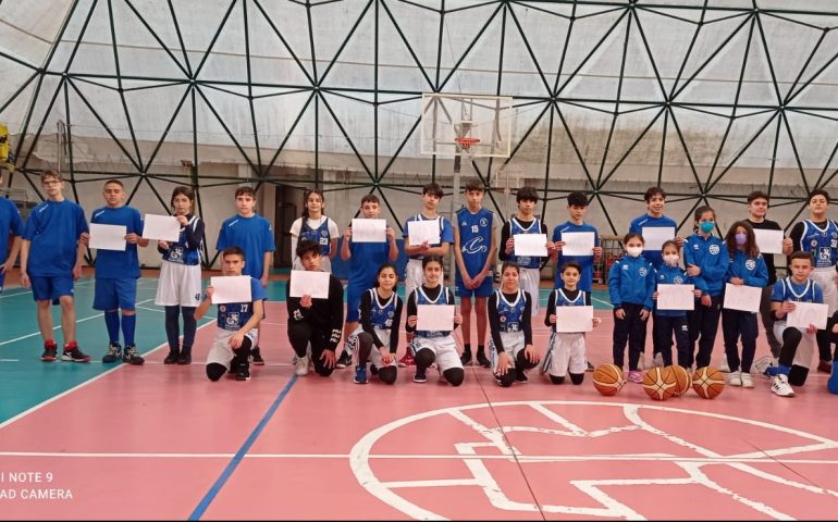 Un pallone da basket contro la guerra: i giovani cestisti di Tortolì e Monserrato uniti per la pace