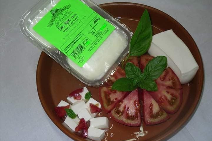 Casu Ageru and Yogurt sheep and goats: fresh summer products from the Chiai Dairy from the Bari Sardo pastures