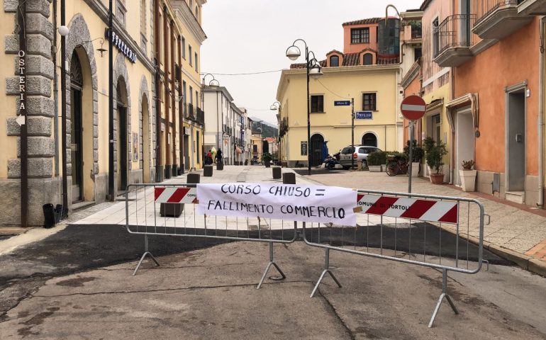 Tortolì, i commercianti di corso Umberto sono scesi in piazza per la riapertura della via al traffico