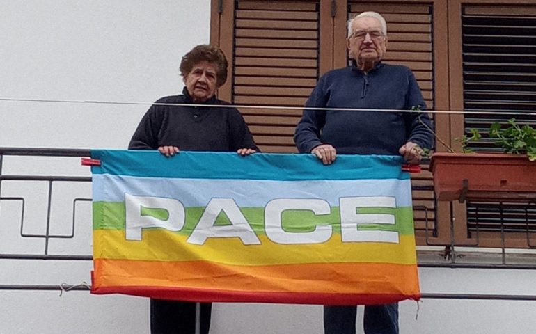Sposati da 73 anni, uniti per la pace: la bellissima foto di Tonina e Giorgio da Lanusei
