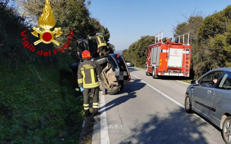 Incidente stradale in Sardegna: auto esce fuori strada e si ribalta