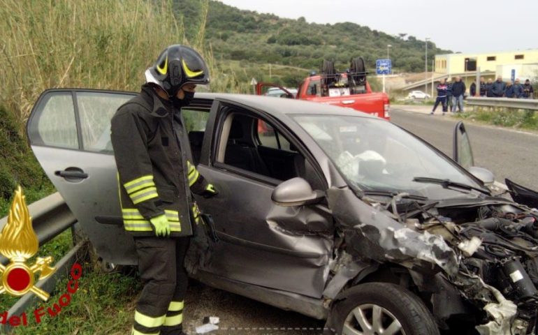 Sardegna, auto sbanda e si schianta contro il guard rail: ferito il conducente