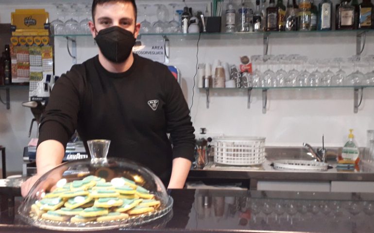 Il cuore dolce della solidarietà, dai biscotti un aiuto per i bimbi ucraini: ecco l’iniziativa di Michael