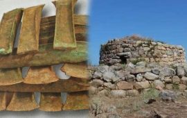 Le asce ritrovate all'interno del nuraghe
