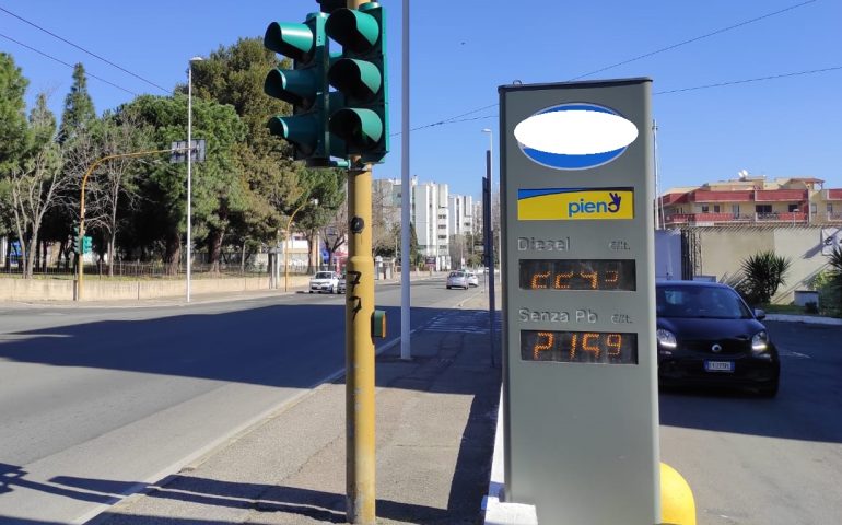 “Benzina e diesel a 1,6 euro al litro. Ecco come fare”: la soluzione proposta da “A Innantis”